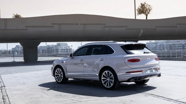 Beige Bentley Bentayga Photo 2