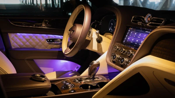 Beige Bentley Bentayga Photo 3