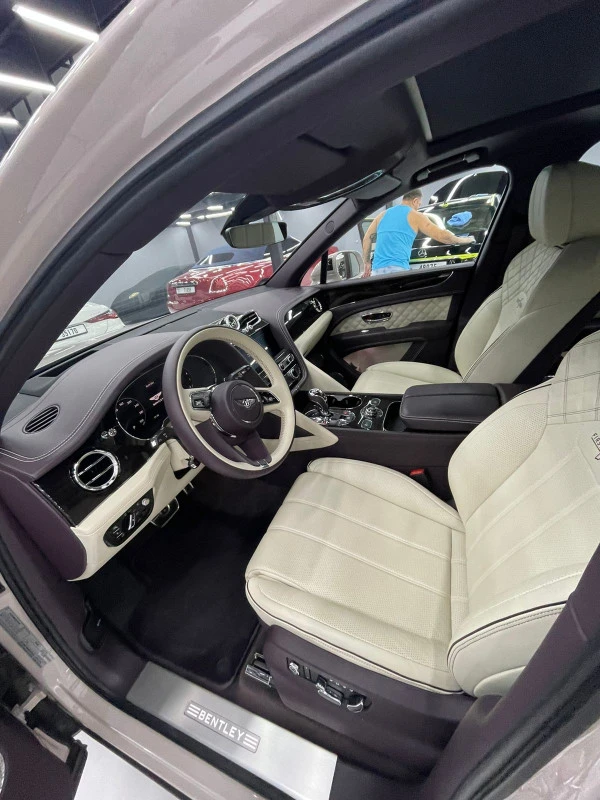 Beige Bentley Bentayga Photo 5