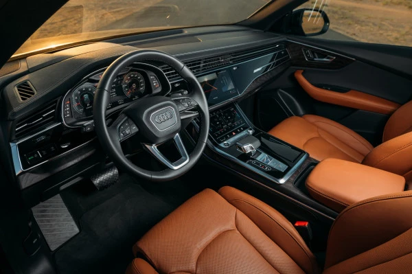 Black Audi Q8 Photo 3