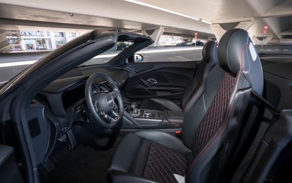 Черный Audi R8 Spyder Photo 6