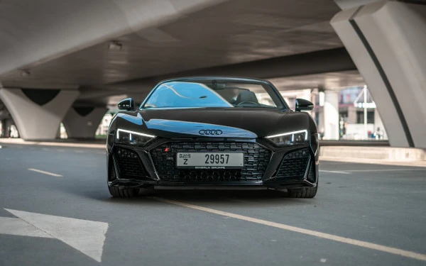 Черный Audi R8 V10 Spyder Photo 2
