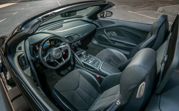 Черный Audi R8 V10 Spyder Photo 6