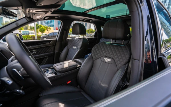 Black Bentley Bentayga Photo 4