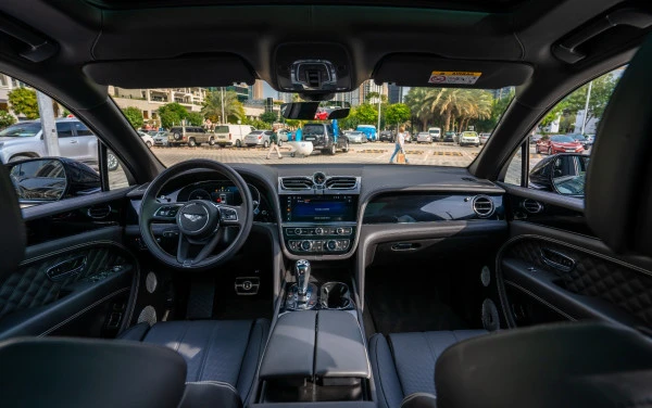 Black Bentley Bentayga Photo 5