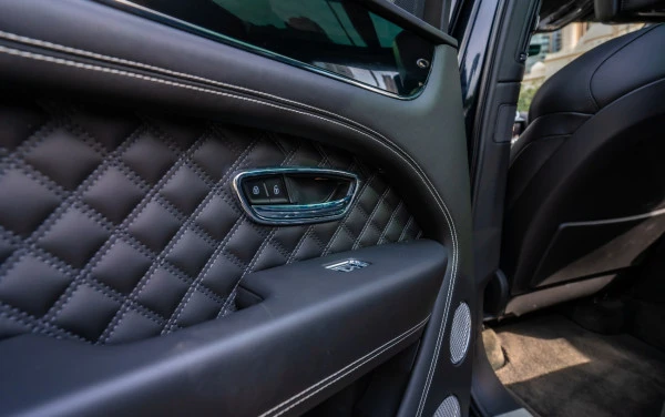 Black Bentley Bentayga Photo 6