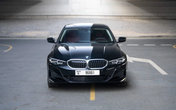 Black BMW 318i Photo 2