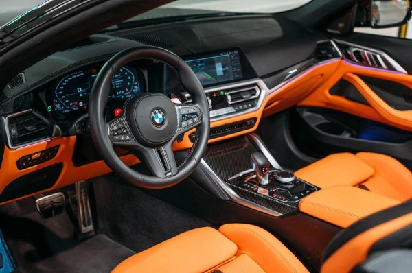 Black BMW 4M Sport Competition cabrio Photo 2