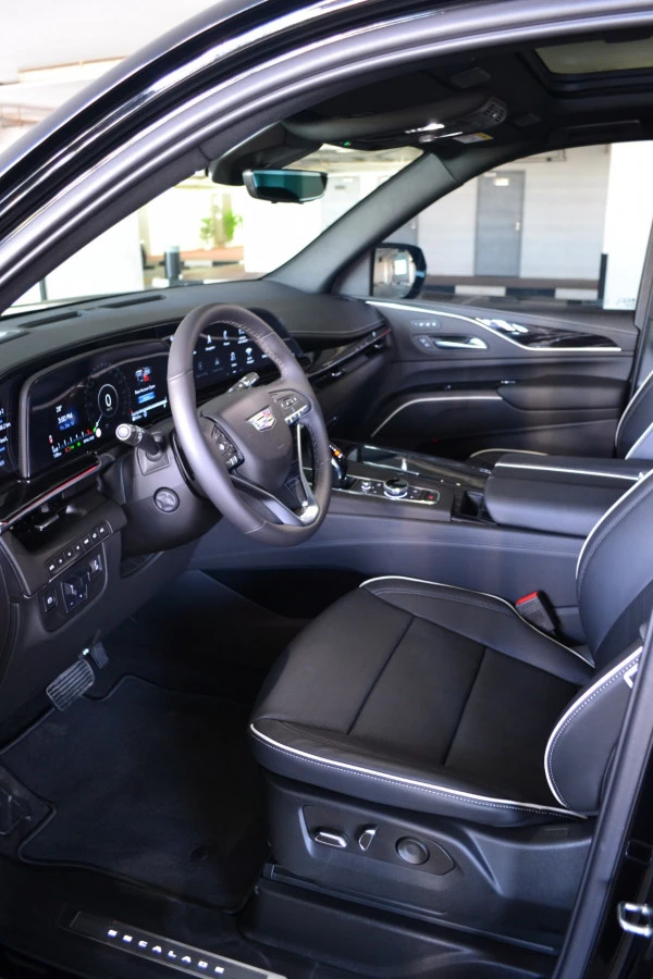 Черный Cadillac Escalade Photo 2