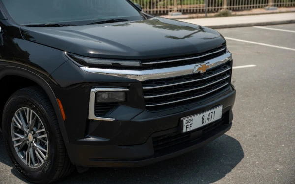 Black Chevrolet Traverse Photo 2
