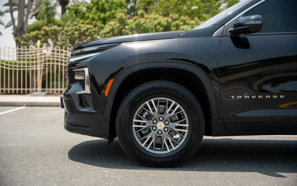 Black Chevrolet Traverse Photo 4