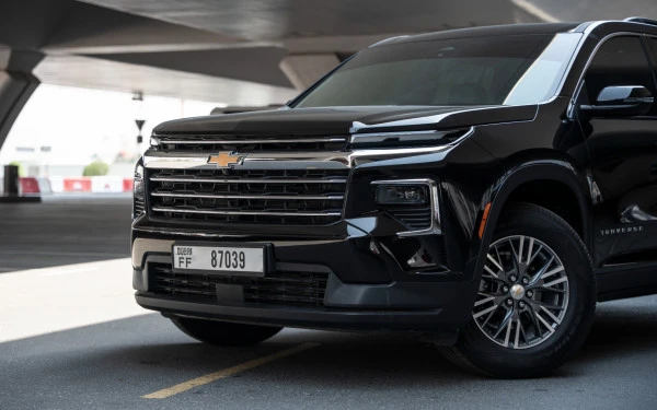 Black Chevrolet Traverse Photo 3