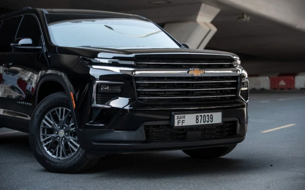 Black Chevrolet Traverse Photo 4