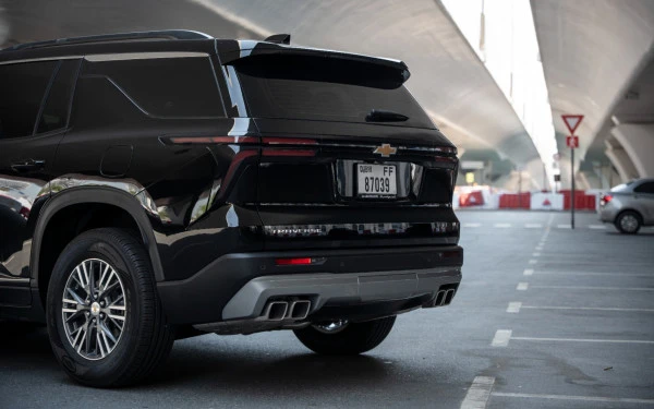 Black Chevrolet Traverse Photo 8