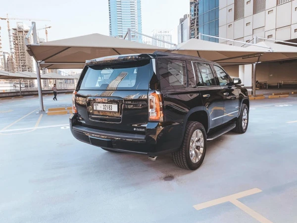 Черный GMC Yukon Photo 2