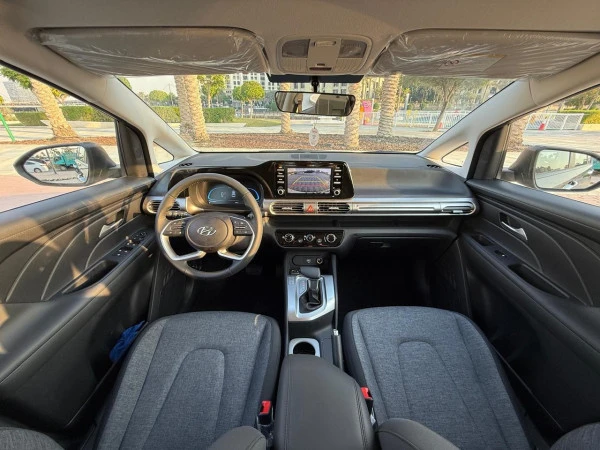 Black Hyundai Stargazer Photo 6