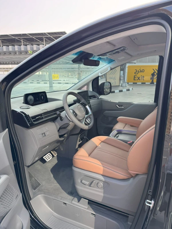 Black Hyundai Staria 7S Photo 3