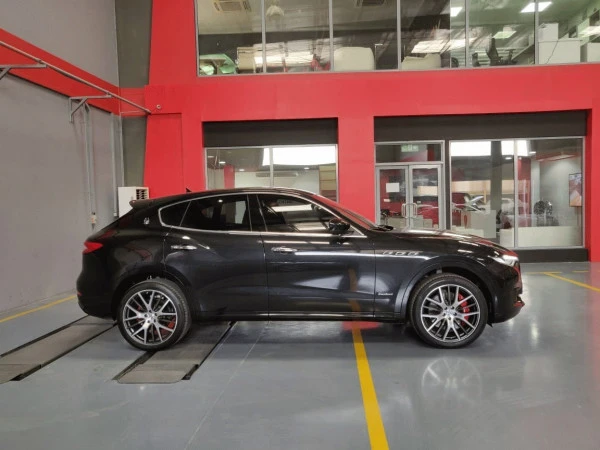 Черный Maserati Levante Photo 2