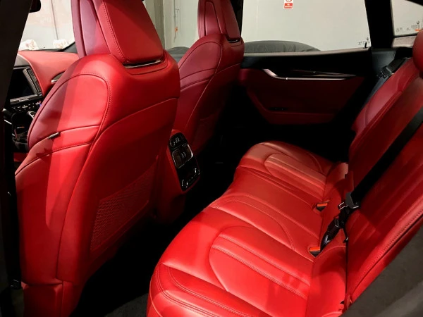 Черный Maserati Levante Photo 4