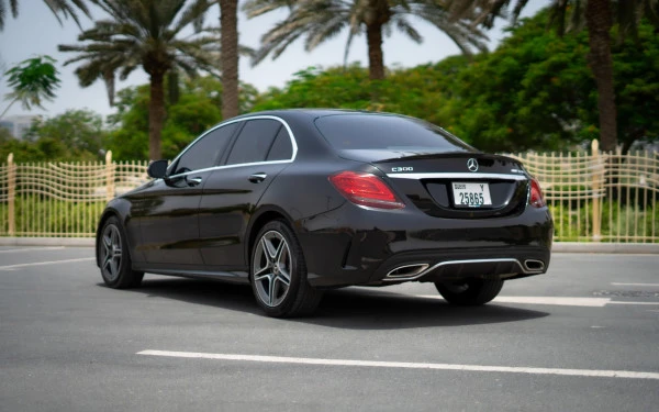 Black Mercedes C300 Photo 2