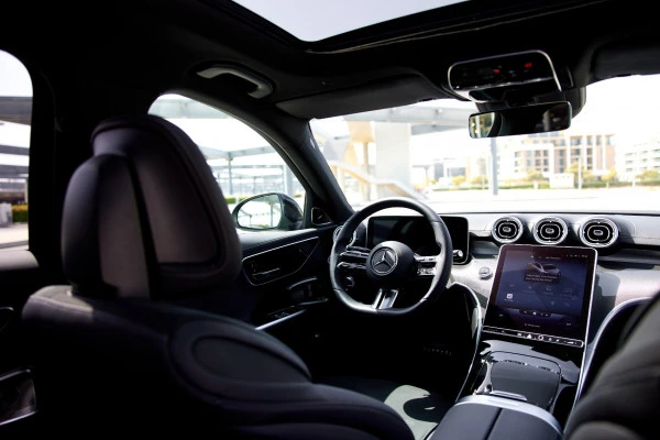 Black Mercedes C200 Photo 4