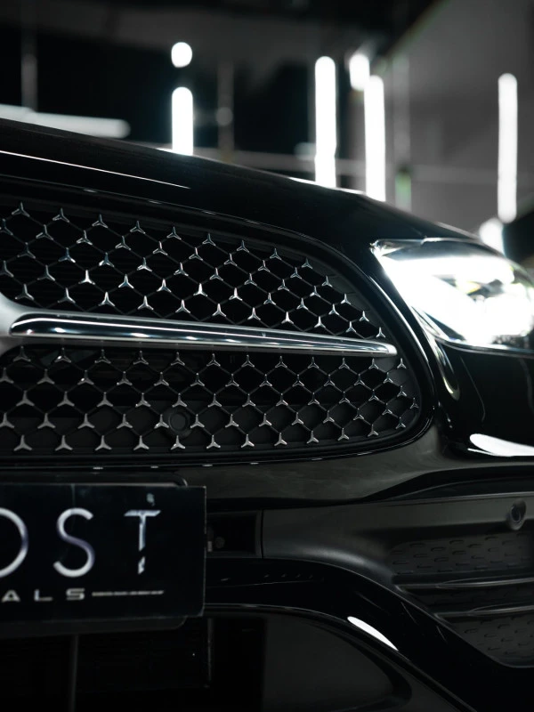 Black Mercedes C200 Photo 2