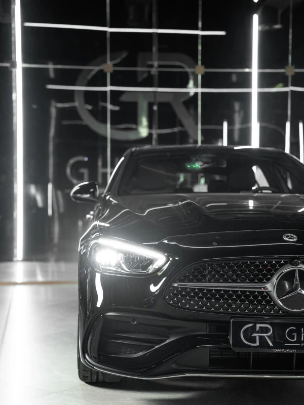 Black Mercedes C200 Photo 3