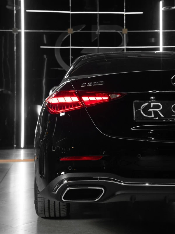 Black Mercedes C200 Photo 10