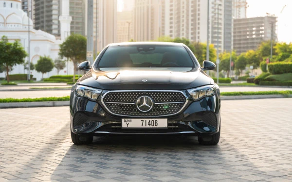 Черный Mercedes E200 Photo 2