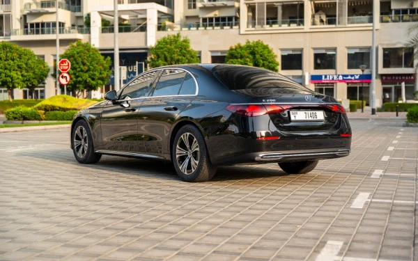 Черный Mercedes E200 Photo 3