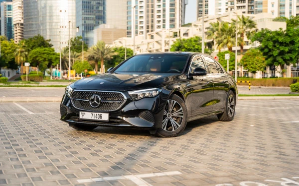 Черный Mercedes E200 Photo 4