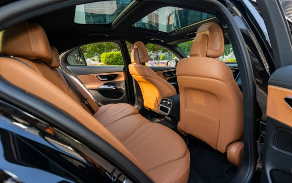 Черный Mercedes E200 Photo 12