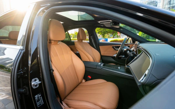 Черный Mercedes E200 Photo 13