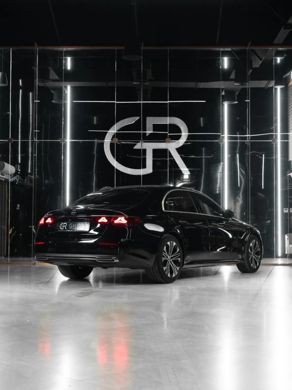 Black Mercedes E200 Photo 2