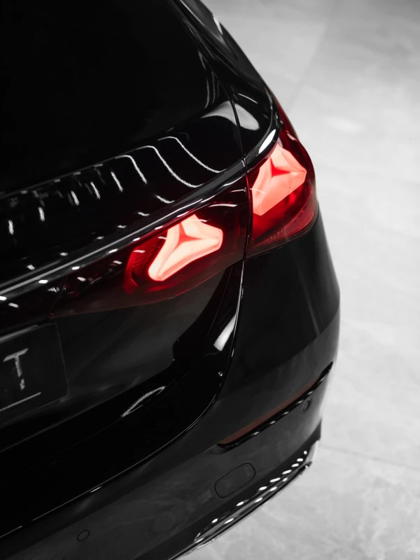 Black Mercedes E200 Photo 3
