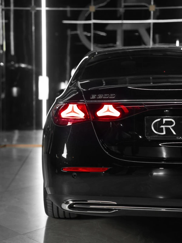 Black Mercedes E200 Photo 4