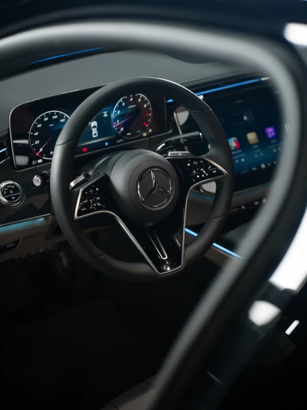 Black Mercedes E200 Photo 5