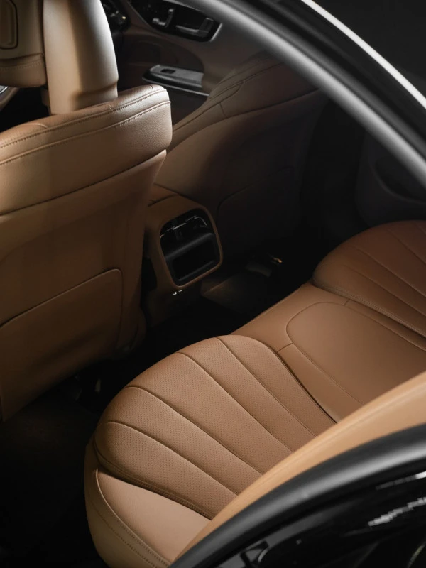 Black Mercedes E200 Photo 6