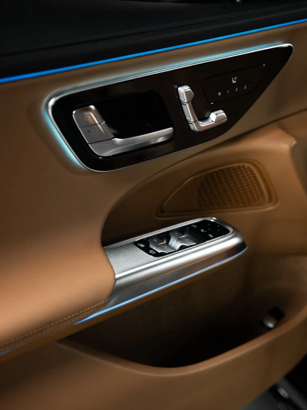 Black Mercedes E200 Photo 8