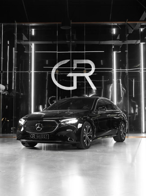 Black Mercedes E200 Photo 9