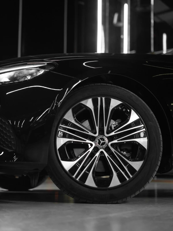 Black Mercedes E200 Photo 10