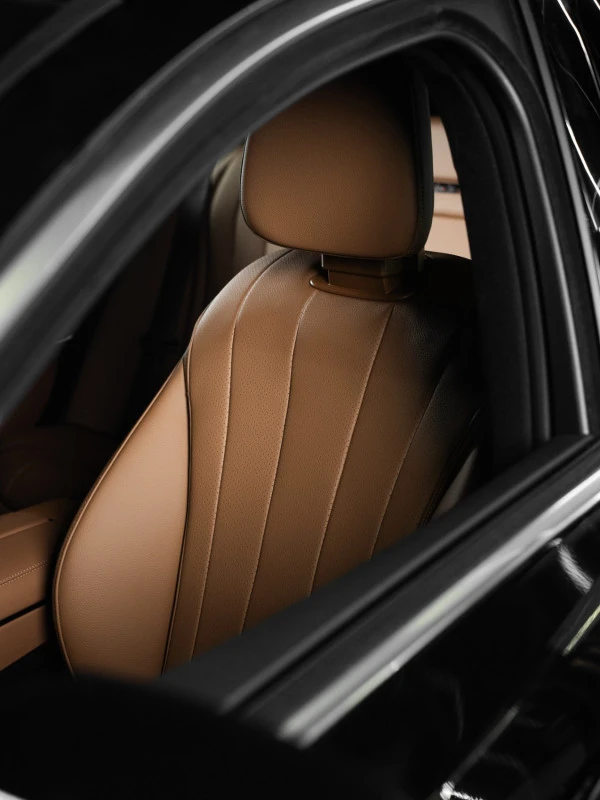 Black Mercedes E200 Photo 11