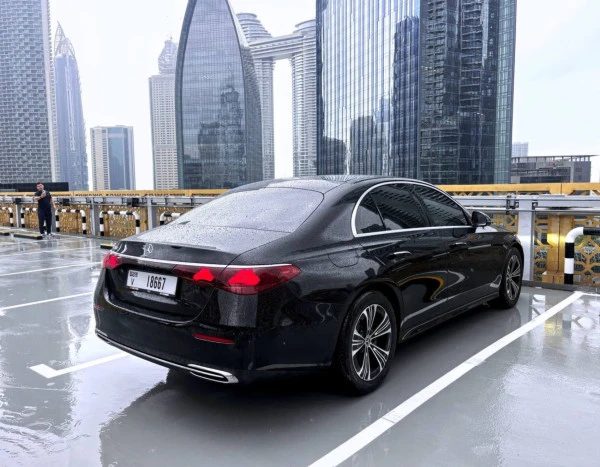 Black Mercedes E200 Photo 2