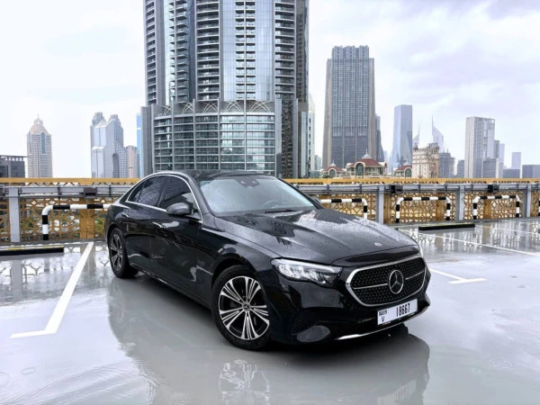 Black Mercedes E200 Photo 3