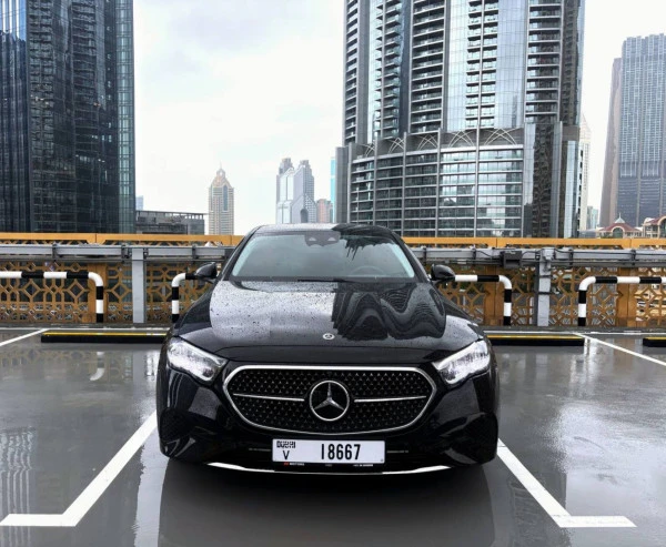 Black Mercedes E200 Photo 4