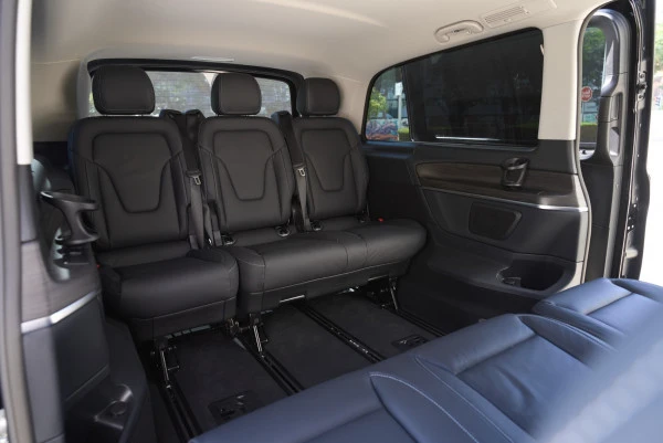 Black Mercedes V300 Avantgarde Extra Long Photo 8