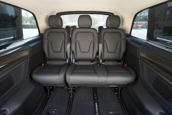 Black Mercedes V300 Avantgarde Extra Long Photo 9