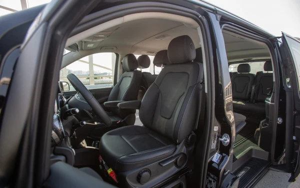 Black Mercedes V250 Photo 5