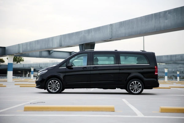 Black Mercedes V250 Photo 2