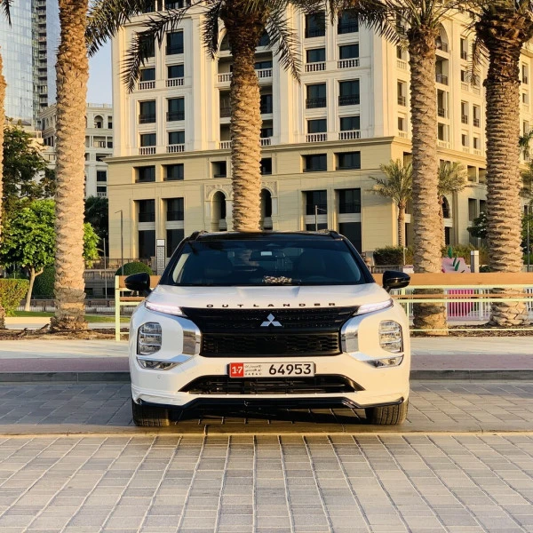 White Mitsubishi Outlander Photo 2